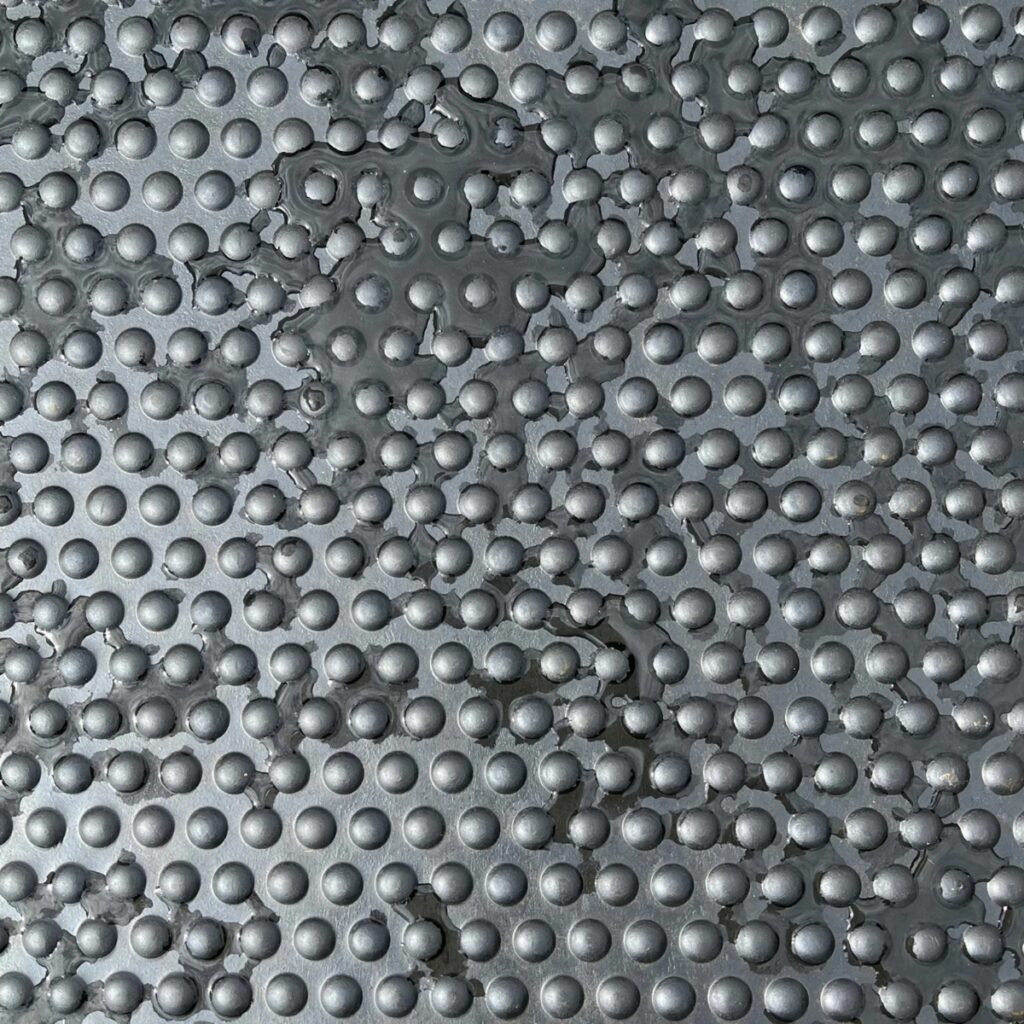 The Arkmat Bubbletop Rubber Mat - 10mm For horse feed.