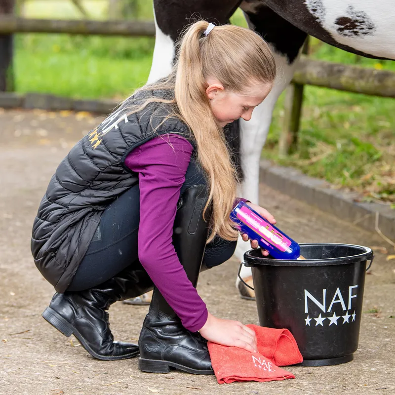 NAF Show Off Ultra Violet Shampoo-2