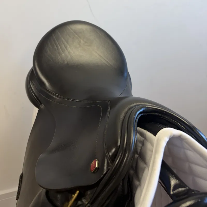 Albion Legend Dressage Saddle - Black 17.5in-5