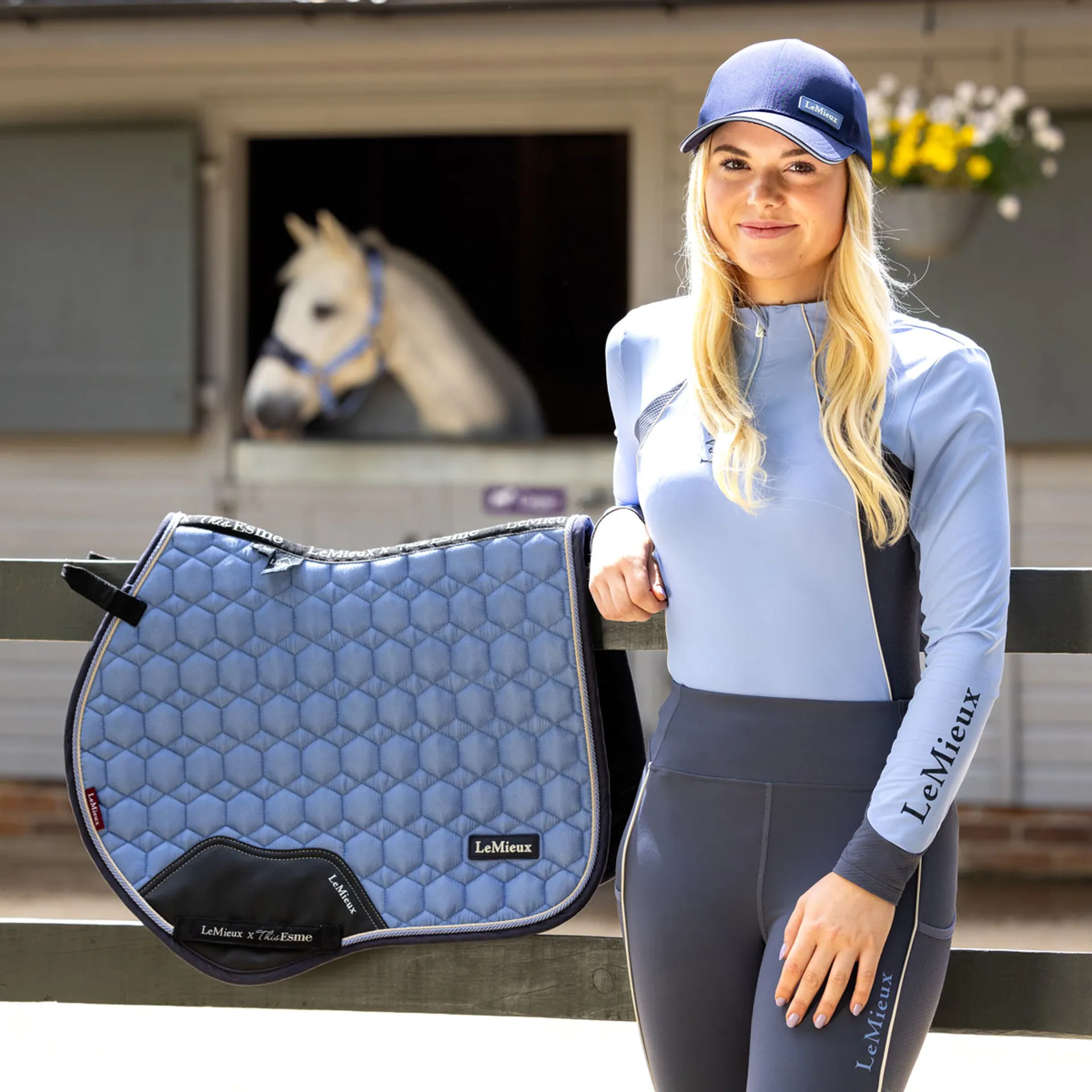 Capuche Mouche LeMieux X This Esme – Bleu Maïs, Coton Stretch 4 Voies Pour Cheval