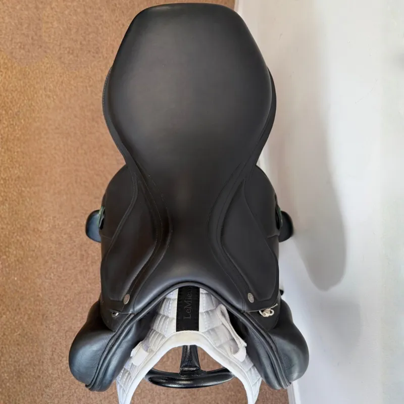 Amerigo Vega Jump Saddle - Black 17in +1-4