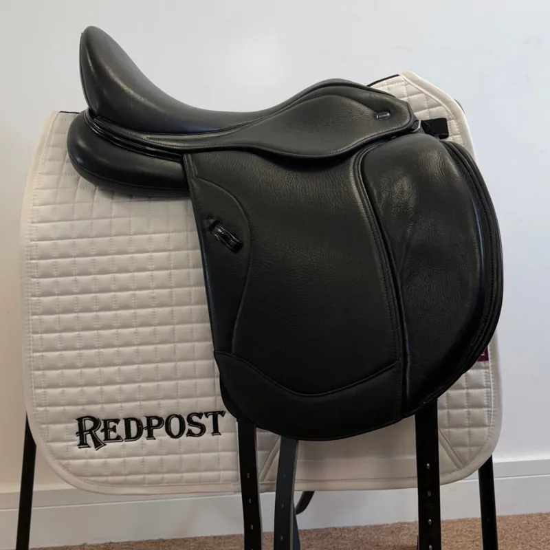 Ikonic Light Hybrid Dressage Saddle - Black 17in -1