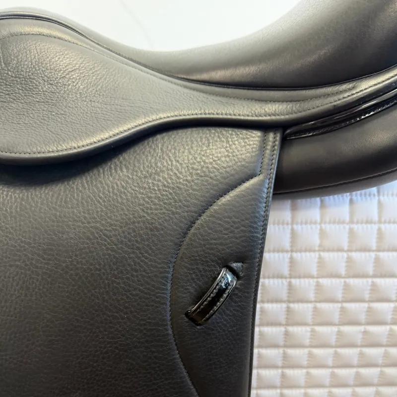 Ikonic Light Hybrid Dressage Saddle - Black 17in -4